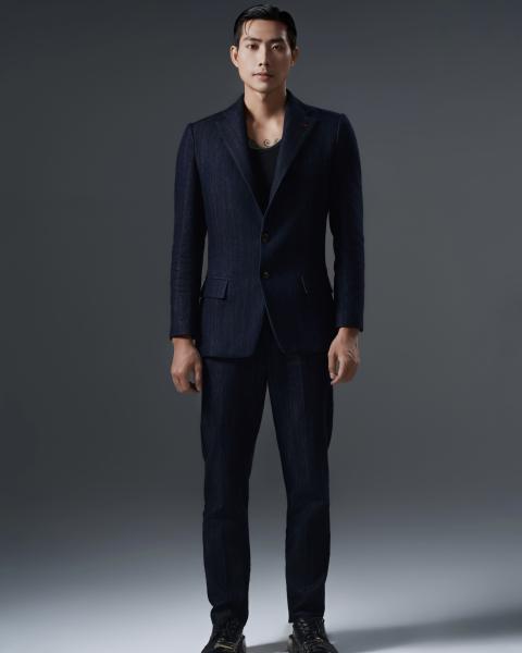 Men’s solid navy suit