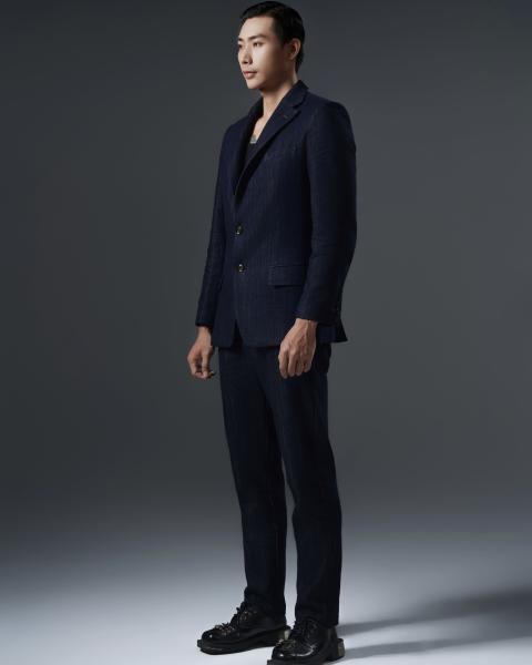 Men’s solid navy suit